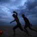 AP - En Brasil, en las playas de Copacabana se siente el ambiente del Mundial de f&#250;tbol 2014.