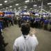 Reuters - Los minoristas han estado en una carrera por comenzar lo que es considerado como el inicio de la temporada navide&#241;a y de compras de fin de a&#241;o, mientras intentan acaparar el esquivo gasto de los consumidores, que no crecer&#237;a tanto como en 2011.