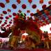 Reuters - Cientos de personas y artistas usan trajes tradicionales para hacer parte del Baile del león, en este caso para dar apertura al templo de Ditan Park o Templo de la tierra.