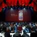 Reuters - No solo eso, este teléfono inteligente también reconoce cuándo el usuario deja de mirar la pantalla, por lo que, si se está viendo un vídeo o una película, paraliza automáticamente la reproducción si se desvía la mirada, y la reinicia en el momento en el que se vuelve a ver el vídeo. El Galaxy S4 estará disponible en blanco y negro desde finales de abril con 327 operadores en 155 países.