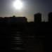 Foto Reuters - Los espectadores expresaron exclamaciones y aplaudieron encantados cuando la Luna pas&#243; entre el Sol y la Tierra, y dej&#243; sumido en una s&#250;bita oscuridad una franja en el noreste del continente.