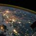 Reuters - Desde la Estación Espacial Internacional se puede ver la línea naranja que marca la frontera entre India y Pakistán. Está iluminada con fines de vigilancia. Los puntos brillantes son: Srinagar, en India, el de la izquierda; Islamabad, capital de Pakistán, es el de abajo en el centro; Lahore, en Pakistán, es el del centro cerca de la frontera y el de arriba es Delhi en la India.