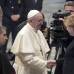 Reuters - La canciller alemana Angela Merkel saluda al Papa Francisco