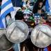 AP - Los curiosos atuendos de los hinchas griegos para seguir a su selección.