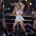 AFP - Taylor Swift fue una favorita del p&#250;blico al cantar su nuevo sencillo &quot;Shake It Off&quot; en un brillante atuendo de dos piezas con pantalones cortos.