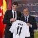 Reuters - Le fue entregada la camiseta a del Real Madrid a Gareth Bale por parte del presidente del equipo Florentino Perezat en el Santiago Bernabeu de Madrid.