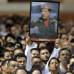 Reuters - Un partidario nicarag&#252;ense del presidente venezolano Hugo Ch&#225;vez sostiene un p&#243;ster de &#233;l en la Plaza de la Revoluci&#243;n en Managua.