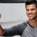 Reuters - El actor Taylor Lautner promociona la quinta entrega de La saga Crep&#250;sculo, Amanecer 2, en Brasil.