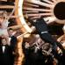 Reuters - Subi&#243; a lo m&#225;s alto del escenario, y mientras sus bailarines en esm&#243;quin la esperaban abajo con los brazos abiertos, como esperando que saltara, dijo: &quot;Un segundo. No me importa que sean los VMA. Yo no me lanzo desde aqu&#237;&quot;. Y agreg&#243;: &quot;Todo tipo de gente est&#225; siendo mordida por serpientes. Peligroso&quot;.