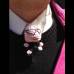 Beatriz Arango - un broche con la figura de Karl Lagerfeld o un tono de pelo...