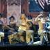 Foto AP - Sus montajes esc&#233;nicos son perfectos. Siempre la acompa&#241;an los mejores bailarines, como &#233;ste en el Great Western Forum en Los &#193;ngeles, Estados Unidos, el 24 de mayo de 2004.