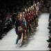 Reuters - La l&#237;nea de ponchos de cuadros de colores, personalizados con las iniciales de las modelos, fue lo m&#225;s llamativo de la pasarela de Burberry en la semana de la moda en Londres y lo m&#225;s comentado despu&#233;s del desfile en las redes sociales.