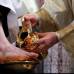 AP - Benedicto derram&#243; agua contenida en una jarra met&#225;lica dorada sobre los pies extendidos por cada sacerdote.