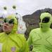 REUTERS - En Francia algunas personas prefirieron re&#237;rse del fin del mundo y con a las calles con disfraces de extraterrestres.