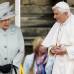 - La reina Isabel se encontr&#243; con el Papa Benedicto XVI en el Palacio de Holyroodhouse, en Edimburgo, Escocia, el 16 de septiembre de 2010. El Papa Benedicto XVI lleg&#243; a Gran Breta&#241;a con la esperanza de ganar a uno de los pa&#237;ses m&#225;s seculares de Europa.