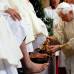 AP - El Papa lav&#243; este jueves los pies de 12 sacerdotes en la Bas&#237;lica de San Juan de Letr&#225;n, en recuerdo de la ceremonia que, durante la &#218;ltima Cena, protagoniz&#243; Jes&#250;s con sus disc&#237;pulos en un acto de humildad antes de ser crucificado.
