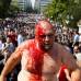 Reuters - Un hombre cubierto de su propia sangre se escapó después de que un grupo de manifestantes de izquierda trataron de lincharlo, lo acusaban de ser un fascista durante una protesta en Atenas, Grecia.