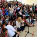 Reuters - Al grito de Shakira, Shakira, los escolares recibieron con grandes muestras de j&#250;bilo a la cantante de Barranquilla, a la que le cantaron el Waka-Waka en el patio de su colegio.