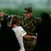 Reuters - El cabo Sanmiguel no contuvo la emoción al ver de nuevo a su esposa e hijas.