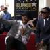 RE - El cantante y compositor Kenneth &quot;Babyface&quot; posa con Usher luego de recibir su estrella en el paseo de la fama en Hollywood.