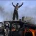 AP - Un hombre iraqu&#237; celebra sobre el veh&#237;culo quemado del ej&#233;rcito de Estados Unidos el 26 de abril de 2004.