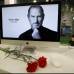 Reuters - Claveles rojos frente a una pantalla que muestra un foto de Steve Jobs, fue tan solo uno de los miles de tributos que recibió el cofundador de Apple, una de las muertes más sentidas de 2011.