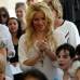 Reuters - Tras el acto de bienvenida, la cantante se reuni&#243; en la biblioteca del centro con una decena de ni&#241;os israel&#237;es y palestinos y respondi&#243; a sus preguntas.