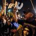 Reuters - Partidarios del presidente venezolano Hugo Ch&#225;vez en Per&#250; gritaron consignas en las afueras de la embajada de Venezuela en Lima, tras el anuncio de su muerte