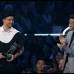 Reuters - Justin Timberlake recibe uno de los premios de la noche. A su lado el actor Joseph Gordon Levitt.