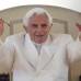 REUTERS - El papa Benedicto XVI mostr&#243; este mi&#233;rcoles su lado m&#225;s humano y emotivo ante unas 200.000 personas que se acercaron a la Plaza de San Pedro para despedir al pont&#237;fice en su &#250;ltima audiencia general, un d&#237;a antes de hacer efectiva su renuncia a la silla de Pedro.