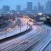 AP - Desde Texas hasta las Carolinas y Atlanta, un importante centro de negocios para la regi&#243;n, las carreteras estaban resbaladizas por el hielo, decenas de miles de personas se quedaron sin electricidad, y una mezcla invernal cay&#243; en muchas &#225;reas.