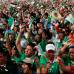 AP - Miles de mexicanos se reunieron en el corazón de su capital con banderas y las caras pintadas con colores patrios para ver en pantallas gigantes el primer partido del Mundial.