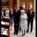Reuters - Como es protocolario, la soberana y sus invitados intercambiaron regalos. La propia reina Isabel y su esposo fueron los guias de los Obama.