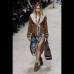 Reuters - Desde la primera fila, el actor estadounidense sigui&#243; el desfile de su novia, la modelo brit&#225;nica de 22 a&#241;os Suki Waterhouse, a la que conoci&#243; en la &#250;ltima edici&#243;n de los premios Elle de moda, en febrero de 2013, y con la que empez&#243; a salir poco despu&#233;s.