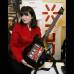 Reuters - 1. La gerente de productos de Ion, Wendy Mittelstadt, muestra este control para la tableta iPad, de Apple, en forma de guitarra, que promete convertirlo en un mago del instrumento.