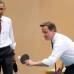 Reuters - Obama y Cameron se dirigieron, fuera de programa, a una escuela en un barrio deprimido de Londres, donde visitaron algunas de las aulas y se atrevieron a jugar una partida de ping-pong con dos de los alumnos.