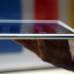 AP - Un empleado sostiene el nuevo iPad Air.