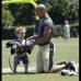 AP - El defensa de los Santos de New Orleans Chris Carr pone sus hombreras a su hijo, de 21 meses de edad, Octavian Carr, en pleno campo de entrenamiento de la NFL en Metairie, Louisiana.