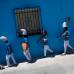 Reuters - Las casas son tradicionalmente blancas y estar&#225;n pintadas de azul hasta septiembre.