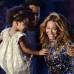 AFP - Marido e hija la acompa&#241;aron a recibir el Premio Michael Jackson al Video Vanguardia. Beyonce bes&#243; a Blue Ivy y tambi&#233;n a Jay Z, quien la llam&#243; &quot;la artista viva m&#225;s grande&quot;.