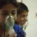 Reuters - Los ni&#241;os, afectados por lo que los activistas dicen que fue un ataque con gas, respiran a trav&#233;s de m&#225;scaras de ox&#237;geno en el suburbio de Damasco de Saqba, Siria. La ONU investiga supuesto ataque qu&#237;mico en Siria que dej&#243; miles de muertos.