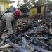 Reuters - Un soldado de Zaire inspecciona montones de armas confiscadas a las tropas del gobierno de Ruanda después de haber huido de la ciudad fronteriza de Gicenyi el 18 de julio de 1994. La masacre supuso el exterminio de entre el 20 y el 40 por ciento de la población de Ruanda, entonces el país más densamente habitado de África con siete millones de personas.