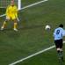 AP - Uruguay se impuso con un gol de Luis Su&#225;rez a los 43 minutos del partido disputado en el estadio Royal Bafokeng de Rustenburg y cerr&#243; su participaci&#243;n en la zona con siete puntos tras dos victorias y un empate en sus tres presentaciones.