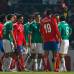 Reuters - Bolivia termin&#243; con nueve hombres. Ronald Rivero fue expulsado por una mano dentro del &#225;rea a los 70 minutos y Walter Flores vio la tarjeta roja a los 75 por una agresi&#243;n a Campbell, el mejor jugador de la cancha.