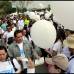 Colprensa - Con bombas blancas y mensajes de paz, los marchantes claman por una paz para los colombianos.