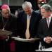 Reuters - Emocionados el presidente Álvaro Uribe, el cardenal Francisco Nieto y el alcalde Samuel Moreno ven los documentos que albergaba la urna centenaria.