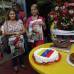 AP - Los partidarios del fallecido presidente Hugo Ch&#225;vez de Venezuela est&#225;n ante una mesa con pasteles hechos para conmemorar el cumplea&#241;os 59 de su l&#237;der.