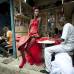 Reuters - Vincent Boisot, un franc&#233;s de la revista Le Figaro, qued&#243; en segundo lugar con esta imagen de una modelo prepar&#225;ndose para la Semana de la Moda en Dakar.