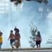 AP - Algunos manifestantes lanzaron piedras hacia los polic&#237;as, que respondieron con gases lacrim&#243;genos y tropas de caballer&#237;a que cargaron contra la multitud y la dispersaron por momentos.