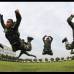Reuters - Policías saltan mientras practican durante un simulacro de verano en Bozhou, provincia de Anhui, China.